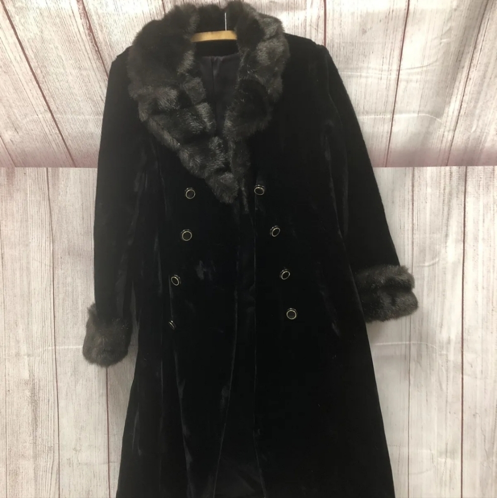 💯 % Authentic  Borgazia vintage  woman coat black ⚫️ faiz fur collar size 12